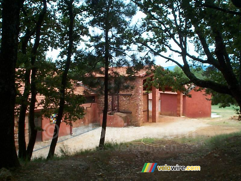 Okerfabriek 'Mathieu': duidelijk zijn de roodgekleurde gebouwen te zien (gekleurd met de oker-aarde die in dit gebied wordt gevonden).