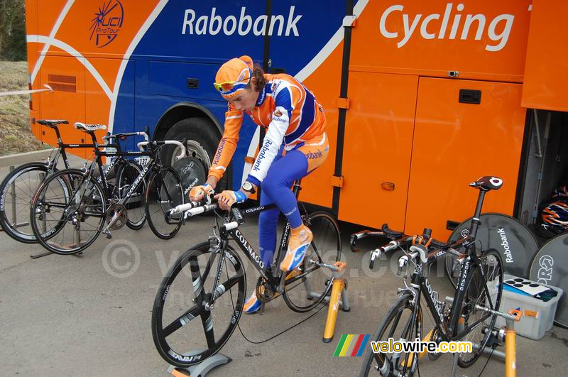 Laurens ten Dam (Rabobank) aan het warmrijden