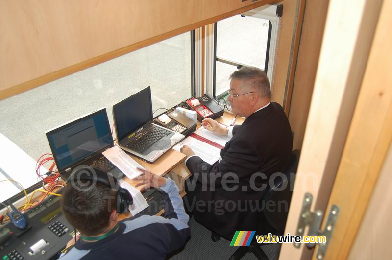 Het jurylid van de Fédération Française de Cyclisme (FFC)