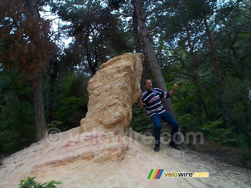 Rustrel: mijn vader probeert de okerberg om te duwen