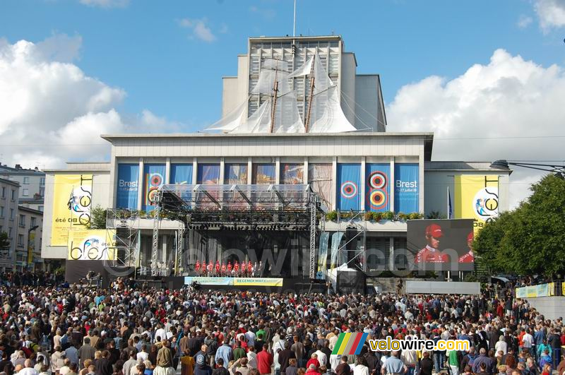 Ploegenpresentatie: Cofidis en op het dak van het Hôtel de Ville een replica van de boot de Récouvrance