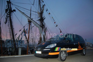 La voiture d'Orange devant la Recouvrance (2) (641x)