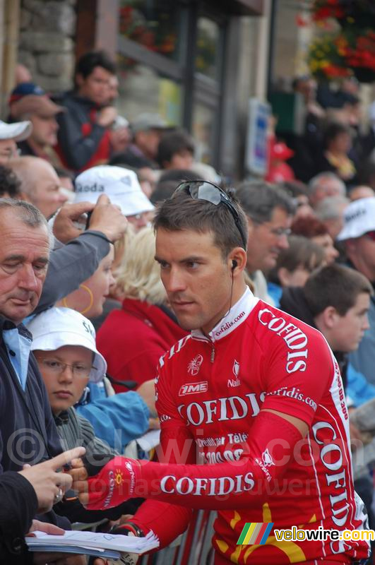 Amaël Moinard (Cofidis) deelt handtekeningen uit