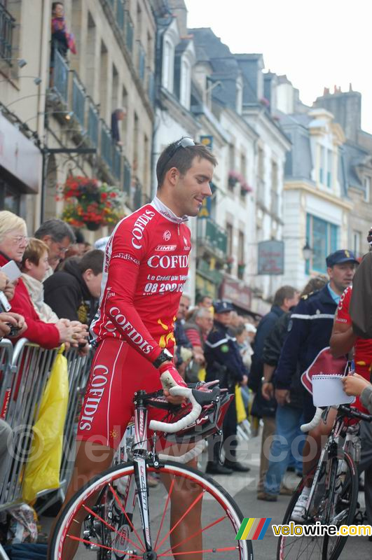 Amaël Moinard (Cofidis) deelt handtekeningen uit (2)