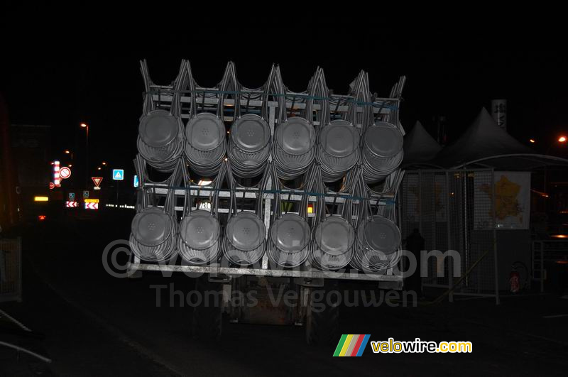 De stoelen voor het Village Départ