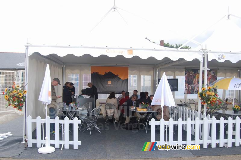 De stand van Orange in het Relais Etape in Fay-de-Bretagne