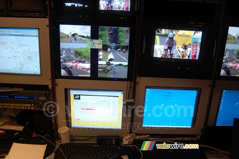 Een aantal van de schermen in de vrachtwagen van Alimage in de Zone Technique