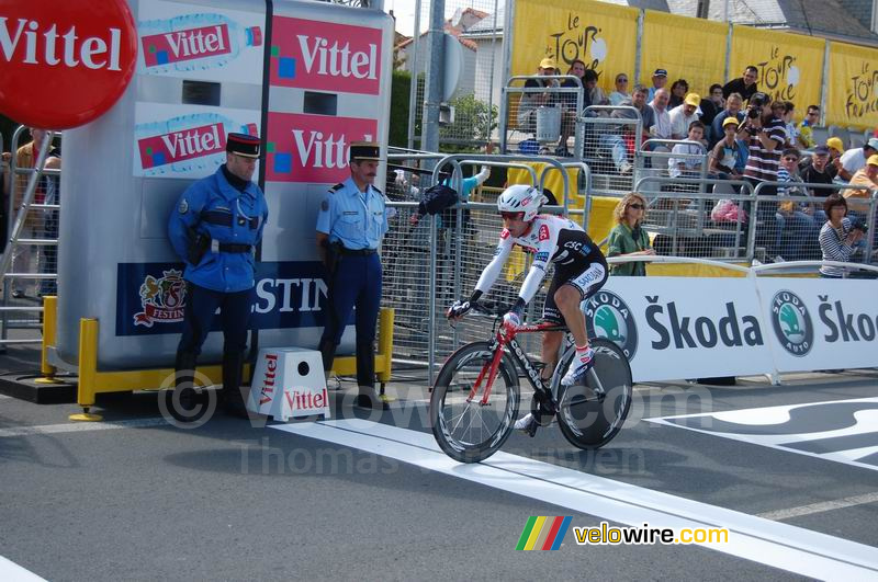 Carlos Sastre (CSC Saxo Bank) bij de finish in Cholet
