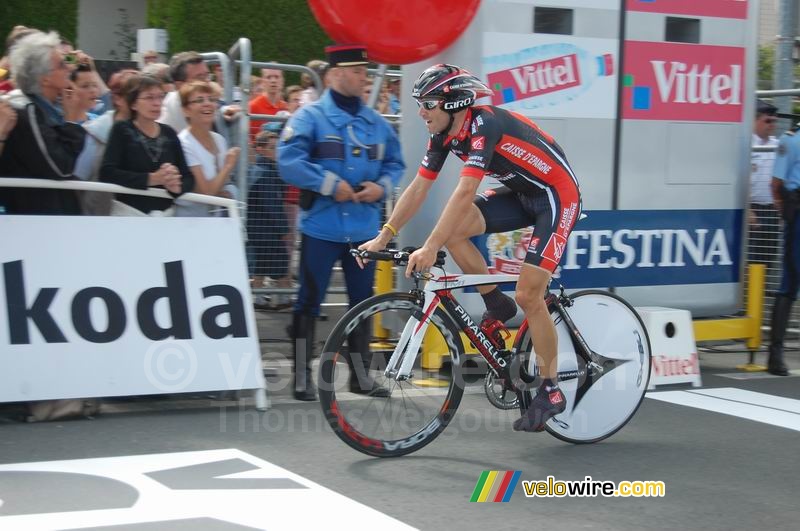 Alejandro Valverde (Caisse d'Epargne) bij de finish in Cholet