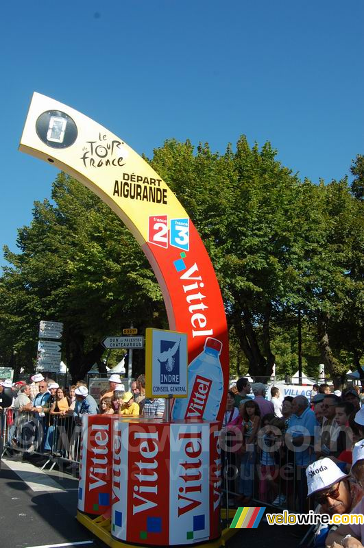 De startboog van de etappe Aigurande > Super-Besse (2)