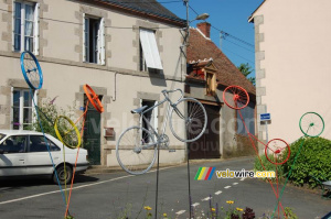 Décoration à Aigurande : un oeuvre d'art sur la base de vélos et de roues (723x)