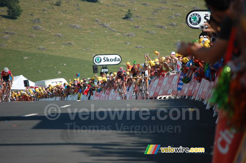 Riccardo Ricco (Saunier Duval-Scott), Alejandro Valverde (Caisse d'Epargne), Cadel Evans (Silence-Lotto) & Frank Schleck (CSC Saxo Bank) bij aankomst op Super-Besse