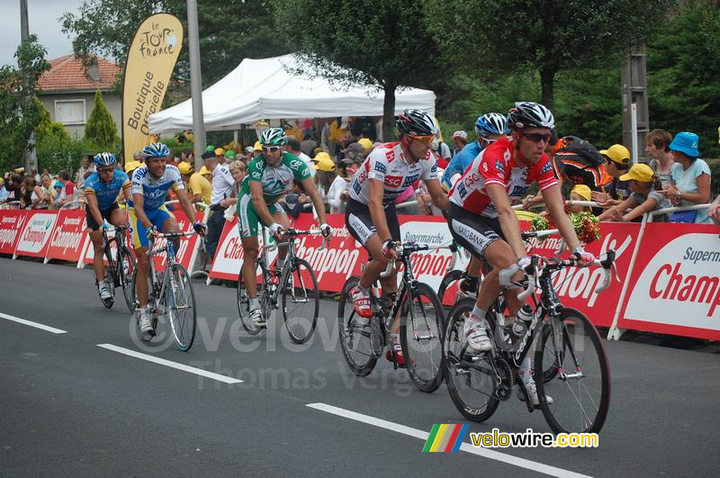 Aankomst in Aurillac van Nicki Sörensen (CSC Saxo Bank), George Hincapie (Columbia), Fabian Cancellara (CSC Saxo Bank), Stéphane Goubert (AG2R La Mondiale), William Bonnet (Crédit Agricole) & Gerald Ciolek (Columbia)