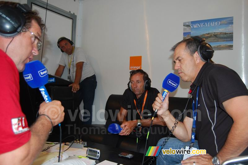 Eric Caritoux & Vincent Lavenu (AG2R La Mondiale) worden geïnterviewd door Vincent Barteau (Europe 1)