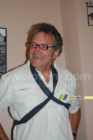 Jacques Michaud porte la chambre à air comme à l'époque (774x)