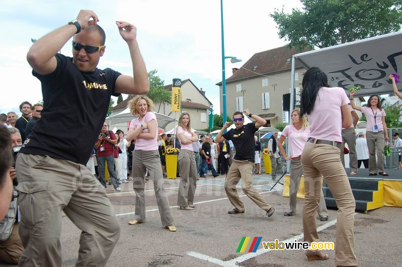 De dans van de dames en heren van A.S.O. op het liedje No stress (2)