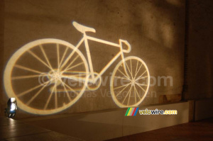 A bike projected on the wall (641x)
