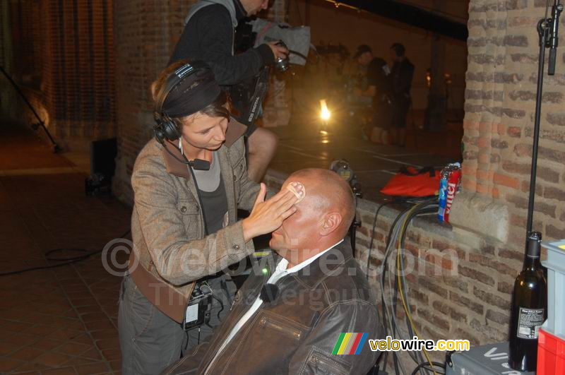 Eén van de gasten wordt geschminkt