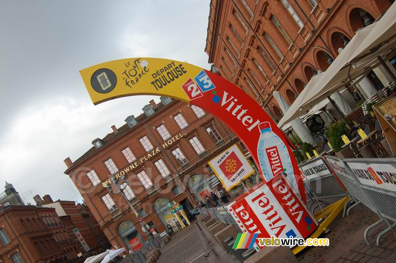 De startboog van de etappe Toulouse > Bagnères-de-Bigorre