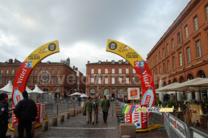 The start arch for the Toulouse > Bagnères-de-Bigorre stage (2) (914x)