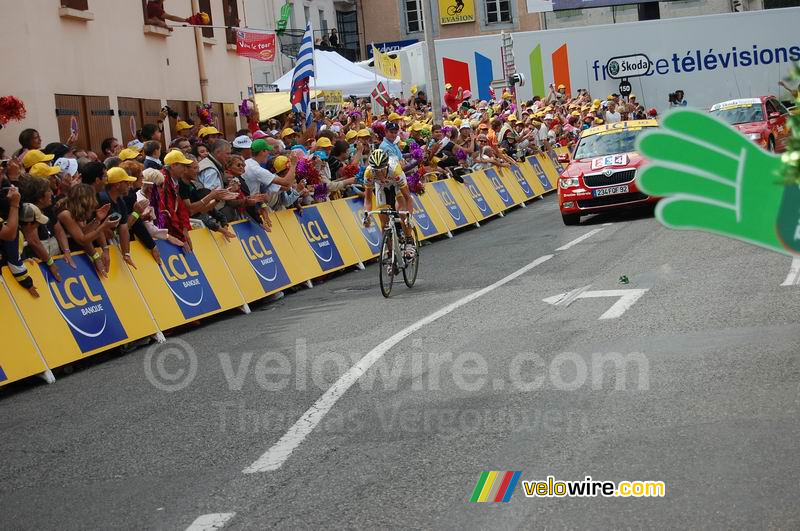 Riccardo Ricco (Saunier Duval-Scott) bij aankomst in Bagnères-de-Bigorre