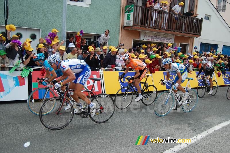 Johann Tschopp (Bouygues Telecom), Stijn Devolder (QuickStep), Samuel Sanchez (Euskaltel Euskadi), Stphane Goubert (AG2R La Mondiale) & Carlos Sastre (CSC Saxo Bank) bij de aankomst in Bagnres-de-Bigorre