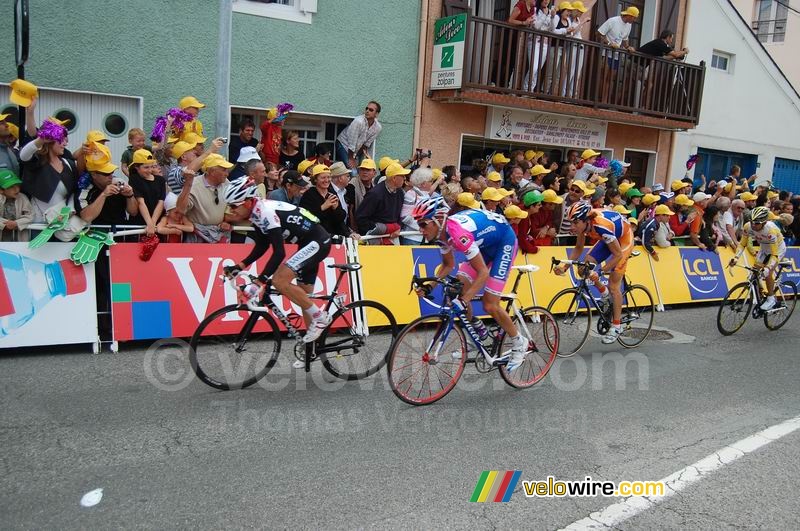 Carlos Sastre (CSC Saxo Bank), Sylvester Szmyd (Lampre), Laurens ten Dam (Rabobank) & Leonardo Piepoli (Saunier Duval-Scott) bij de aankomst in Bagnères-de-Bigorre