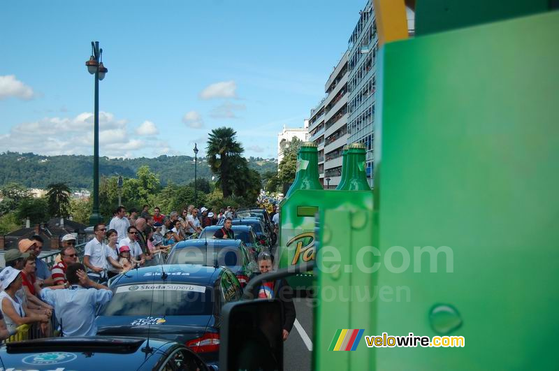 Een smal stukje met al die auto's voor de Panach' reclamecaravaan