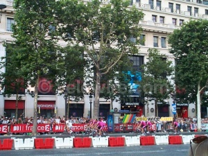 TDF 28/07/2002 (Paris): Laps of honour - Telekom (327x)