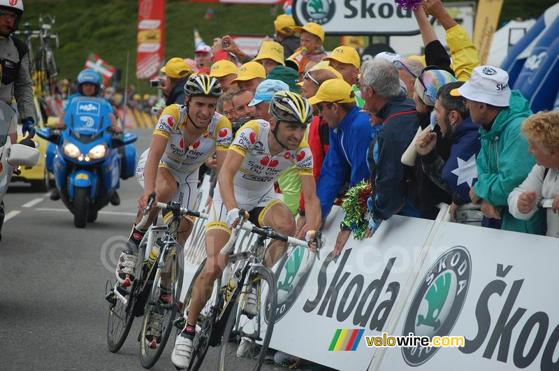 Leonardo Piepoli & Juan José Cobo Acebo bij de aankomst op Hautacam