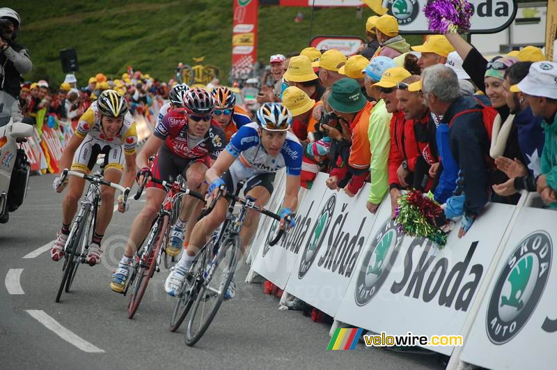 Christian Vandevelde (Garmin Chipotle), Cadel Evans (Silence Lotto), Riccardo Ricco (Saunier Duval-Scott), Denis Menchov (Rabobank) & Carlos Sastre (CSC Saxo Bank) bij de aankomst op Hautacam