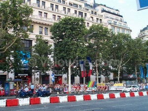 TDF 28/07/2002 (Paris): Laps of honour - Lotto-Adecco (401x)