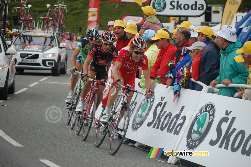 Maxime Monfort (Cofidis), Oscar Pereiro Sio (Caisse d'Epargne) & Roman Kreuziger (Liquigas) bij de aankomst op Hautacam