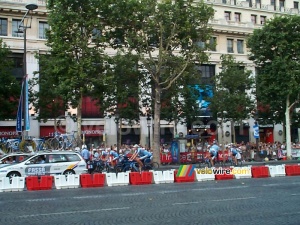 TDF 28/07/2002 (Paris): Laps of honour - Domo Farm Frites (370x)