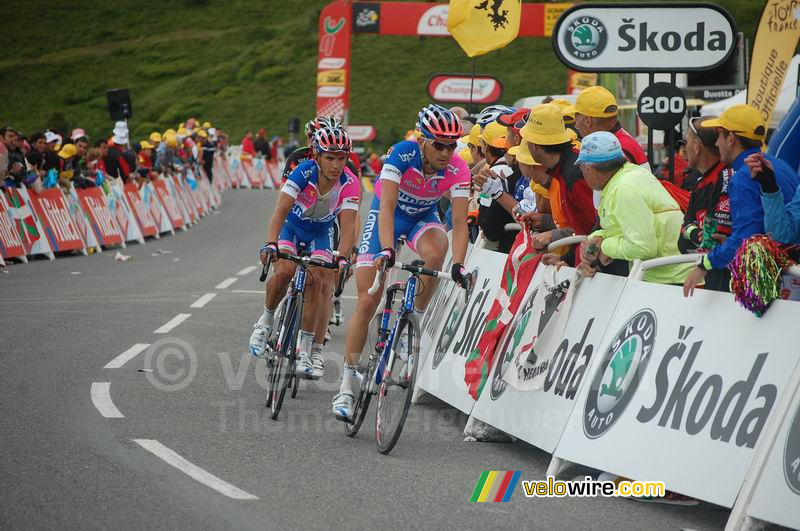Marzio Bruseghin, Paolo Tiralongo (Lampre), David Arroyo (Caisse d'Epargne) & Eduardo Gonzalo Ramirez (Agritubel) bij de aankomst op Hautacam