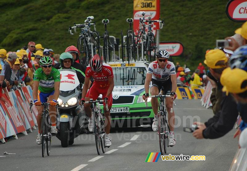 Oscar Freire (Rabobank), Leonardo Duque (Cofidis) & Jens Voigt (CSC Saxo Bank) bij de aankomst op Hautacam