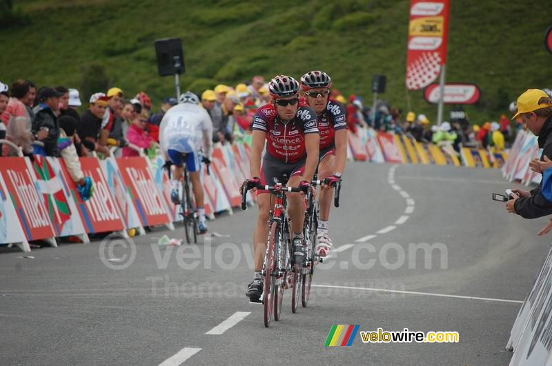 Yaroslav Popovych & Mario Aerts (Silence-Lotto) bij de aankomst op Hautacam