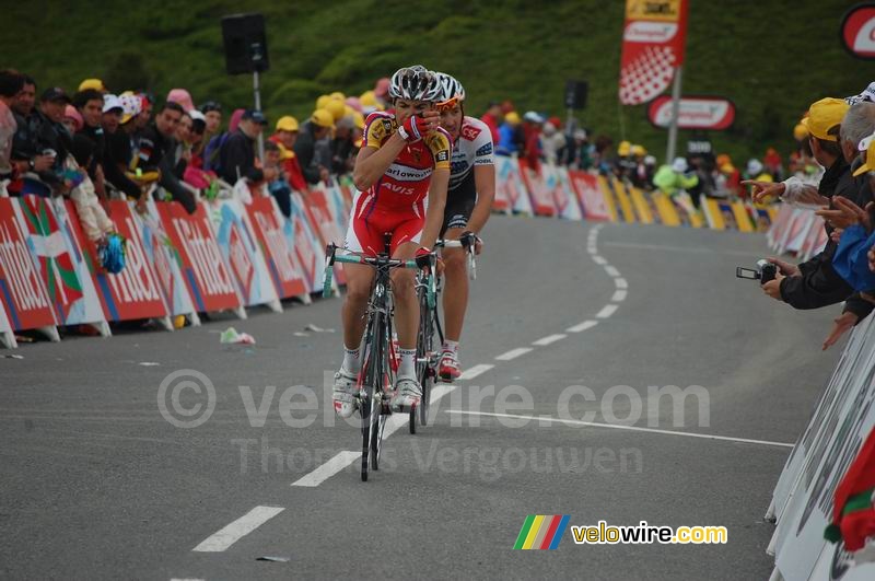 John-Lee Augustyn (Barloworld) & Fabian Cancellara (CSC Saxo Bank) bij de aankomst op Hautacam