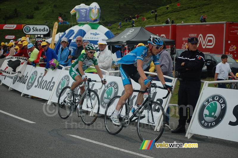 Christian Knees (Milram) & Alexandre Botcharov (Crédit Agricole) bij de aankomst op Hautacam