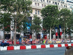 TDF 28/07/2002 (Paris): Laps of honour - Rabobank (213x)