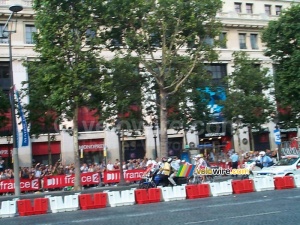 TDF 28/07/2002 (Paris): Laps of honour - CSC Tiscali (Jalabert) (390x)