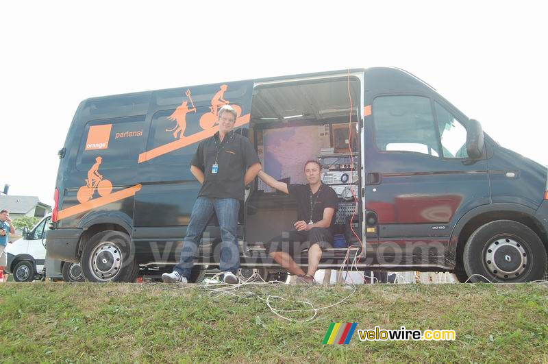 Rudy & Stéphane bij de Orange auto van het Village Départ
