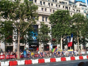 TDF 28/07/2002 (Paris): Laps of honour - US Postal (Lance Armstrong) (227x)