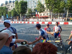 TDF 28/07/2002 (Paris): L'équipe Cofidis s'arrête pour un verre de champagne! (282x)