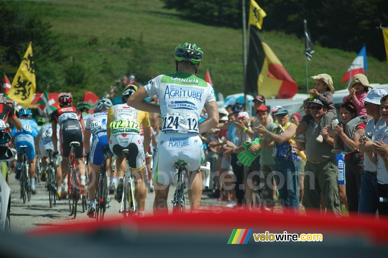 Romain Feillu (Agritubel), Rubens Bertogliati (Saunier Duval-Scott), Sébastien Rosseler (QuickStep), Nicolas Portal (Caisse d'Epargne) gezien vanuit de officiële auto