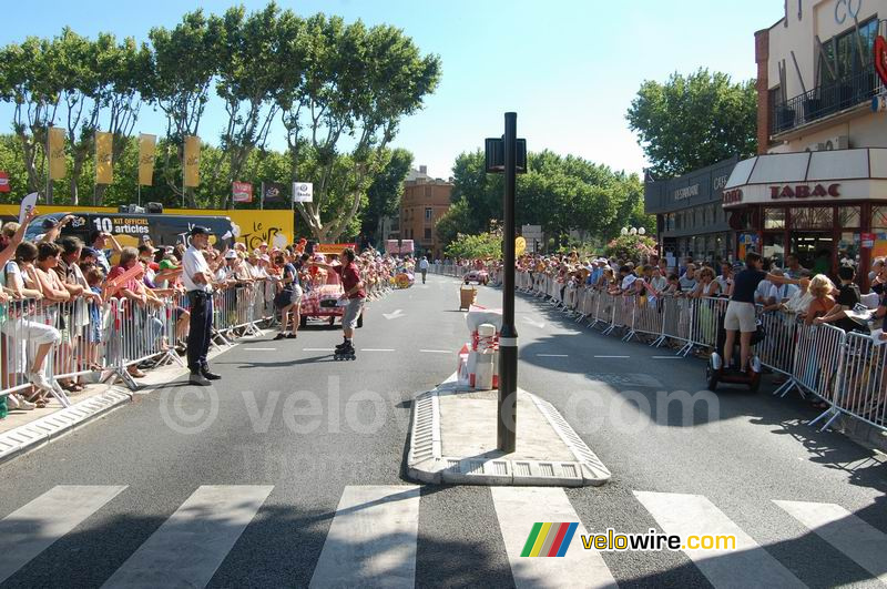 Het publiek wordt bezig gehouden vlakbij de start: Skoda, Festina en Cochonou