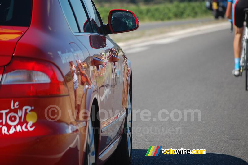Weerspiegeling in de officiële Tour-auto