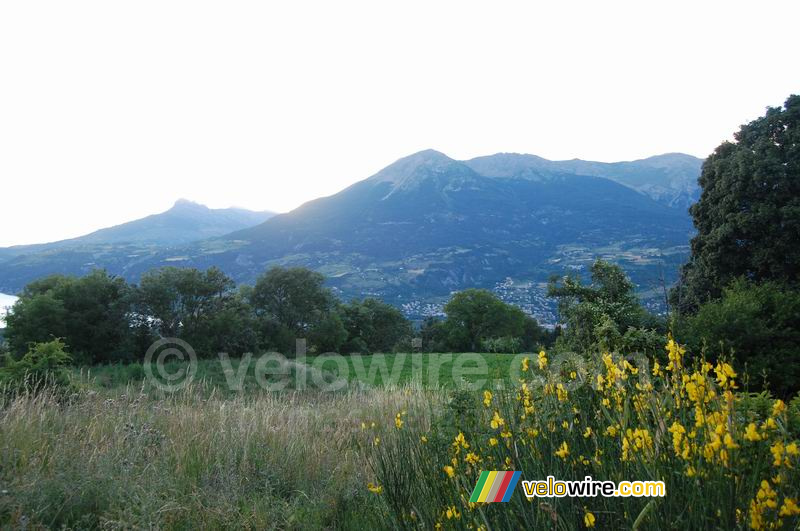 De bergen rondom het Lac de Serre Ponçon