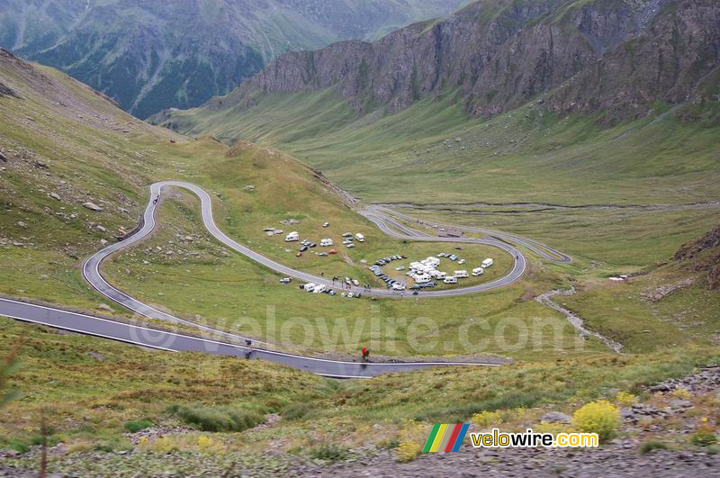 Afdaling Col d'Agnel: het lijkt wel een Formule 1 circuit!