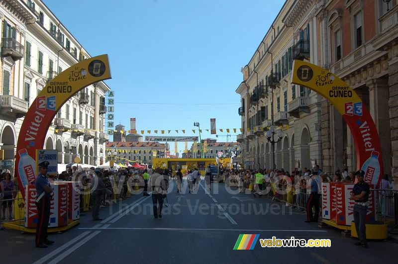 De startboog van de etappe Cuneo > Jausiers